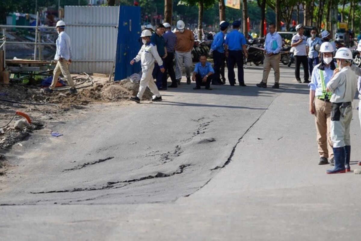 ハノイ市の道路が陥没、下水道工事の影響