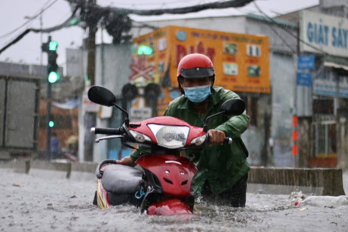 ホーチミン市｜豪雨の中で雹が降る、各地で大規模な浸水も発生