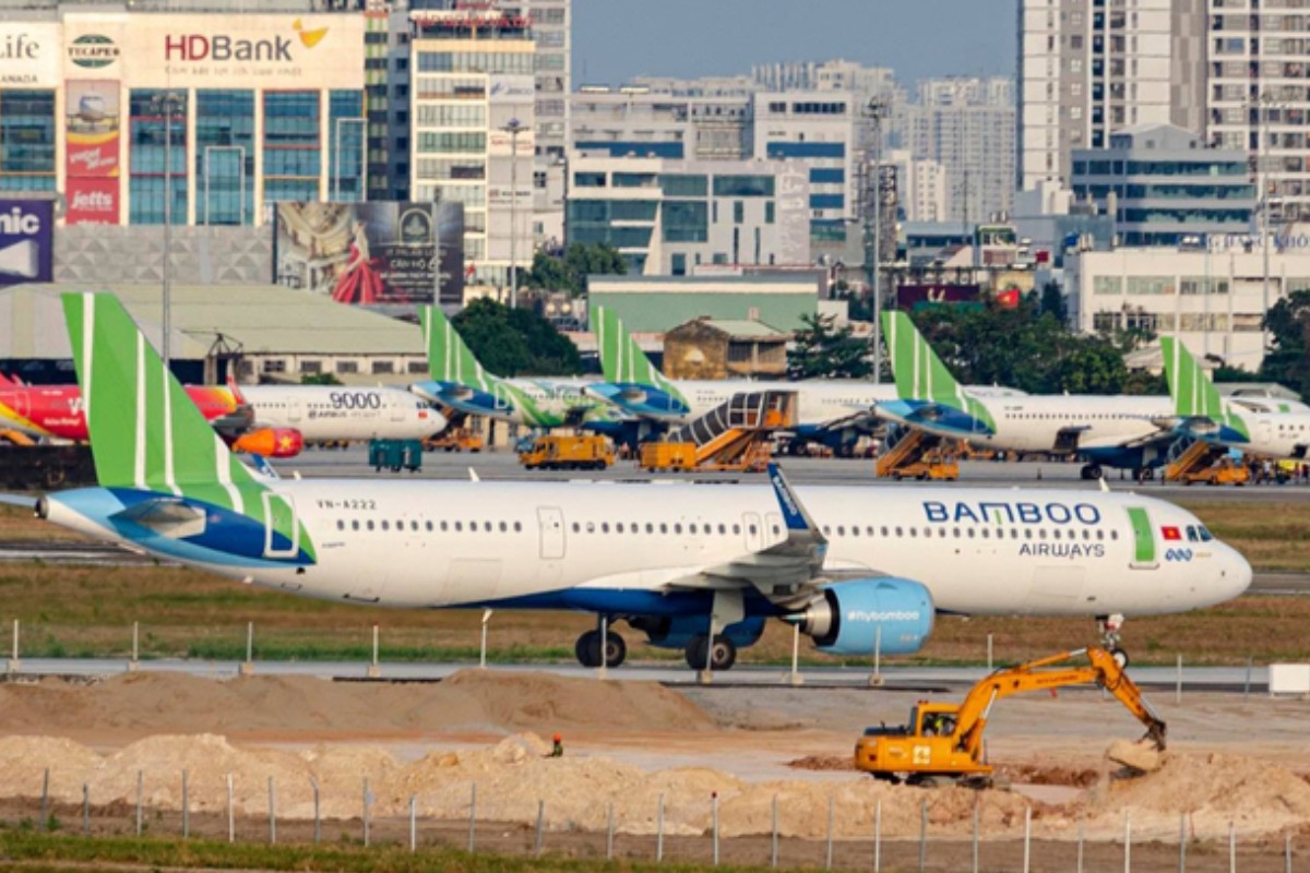夏の需要急増に伴い、航空運賃が時間を追って上昇