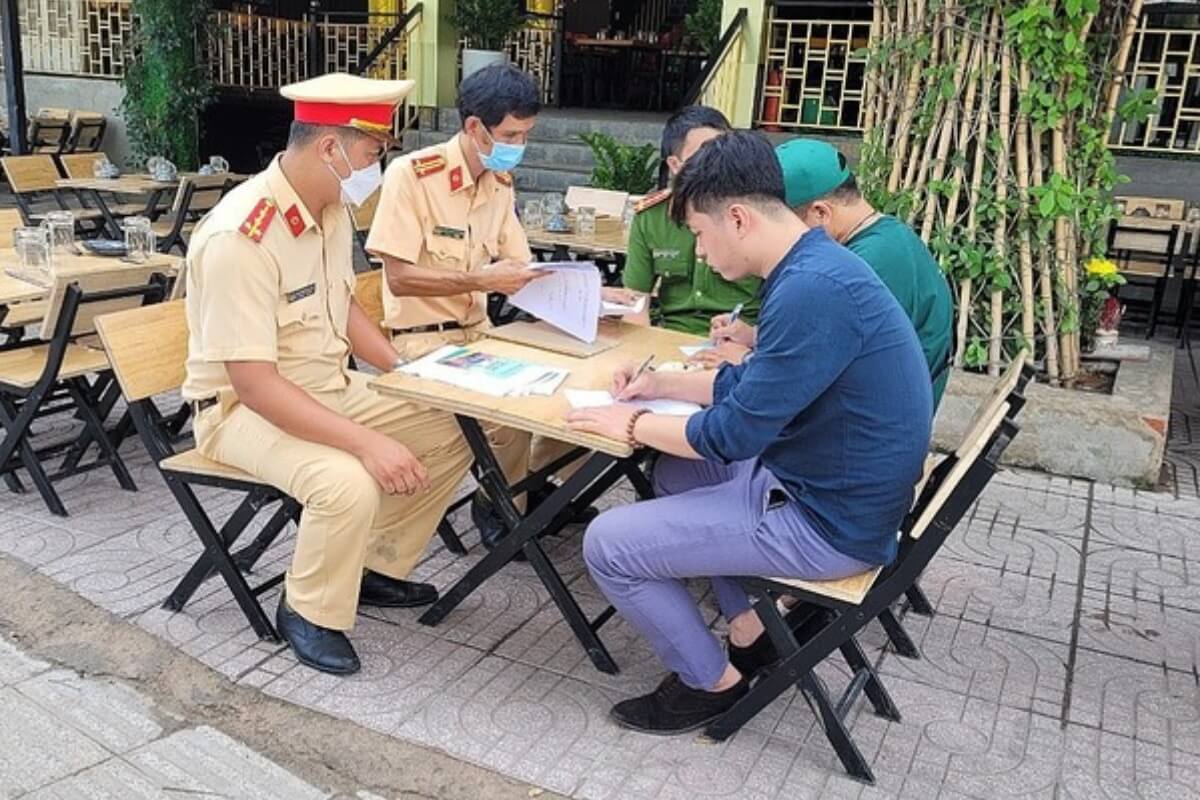 ホーチミン市交通警察、レストランに顧客の飲酒運転通報を指示