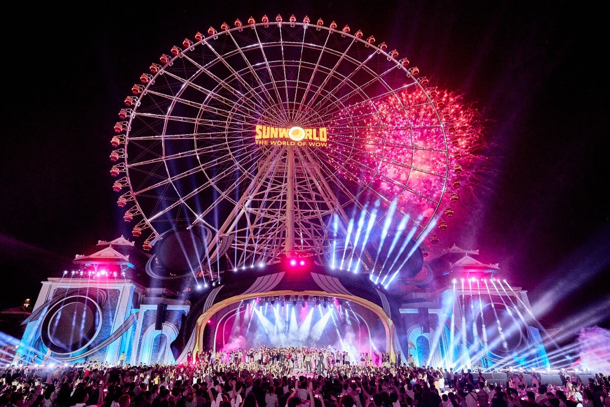 ダナンの音楽祭に2万人が参加、花火が空を彩る