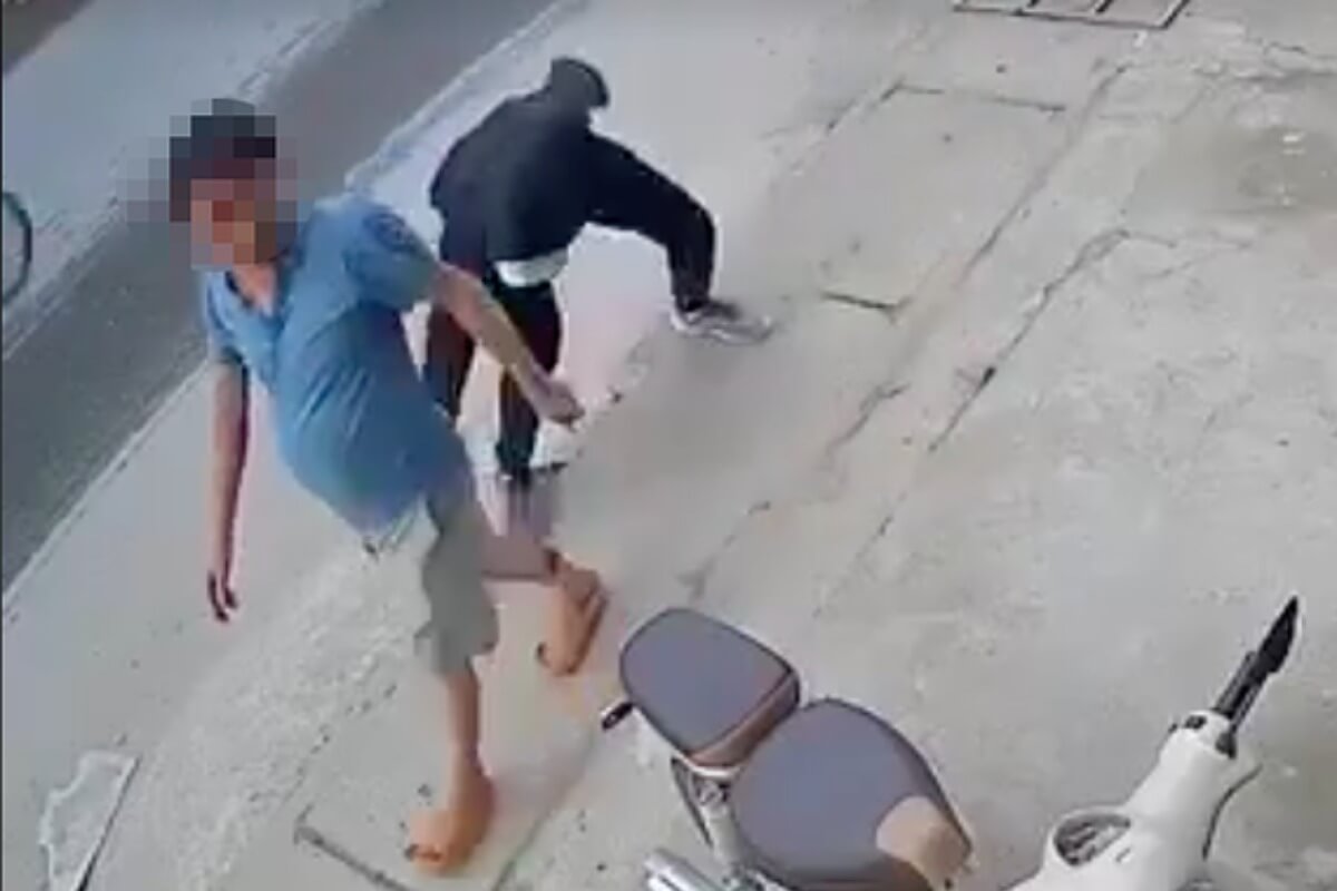 白昼のハノイ市、路上で男性の片足が切り落とされる
