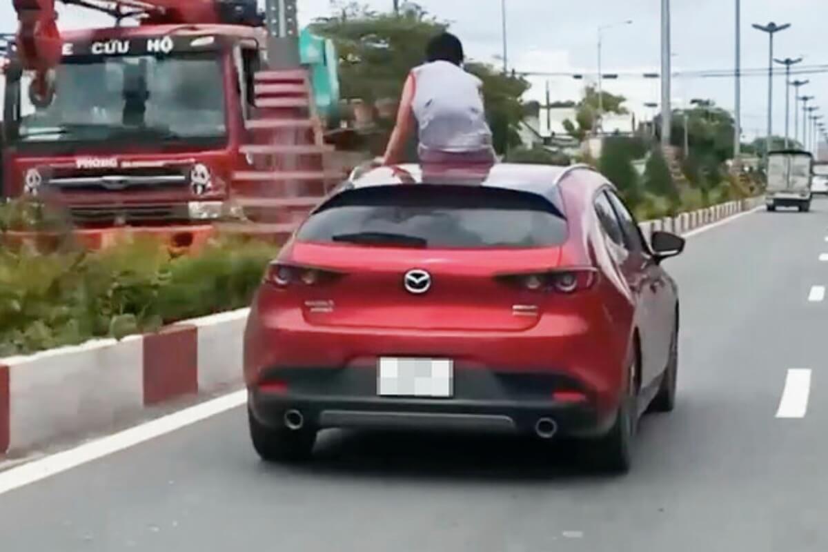 息子を車の屋根に座らせ走行、女性に罰金と免許取り消しの処分