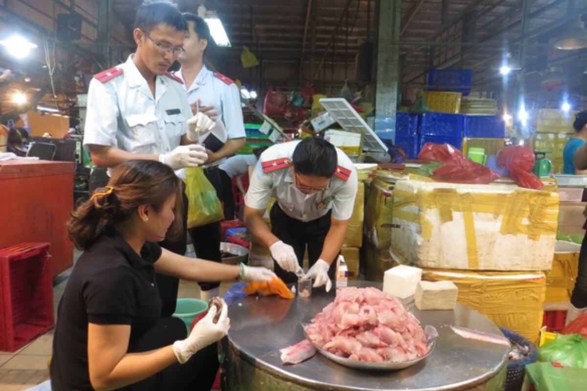 ホーチミン市の卸売市場、食品の多くが安全でないことが明らかに