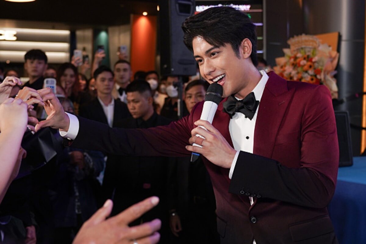 タイの俳優がベトナム入り、ファン数百人が歓迎に押し寄せる