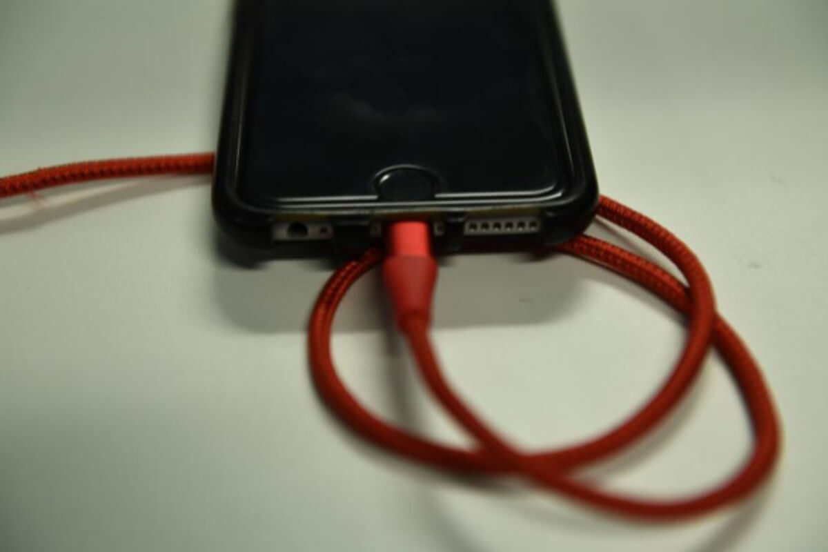 ベトナム人小学生が感電死、充電中の携帯電話使用が原因