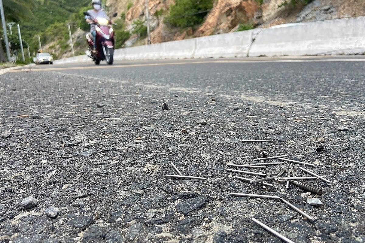 ニャチャン市〜カムラン空港、路上に釘が散乱