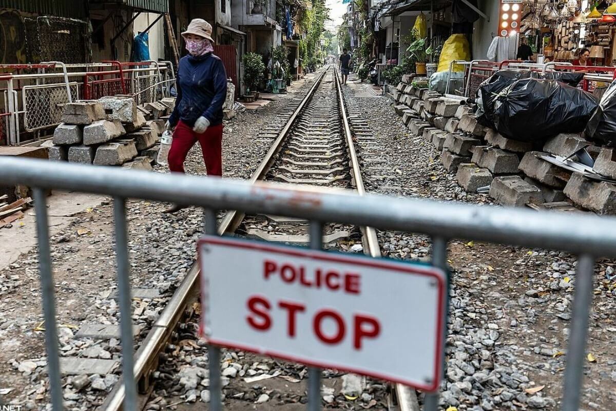 ハノイ市トレインストリート、列車が外国人観光客に衝突