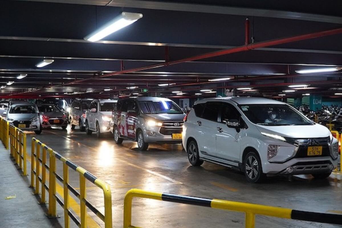 タンソンニャット国際空港、料金徴収所が渋滞の原因に