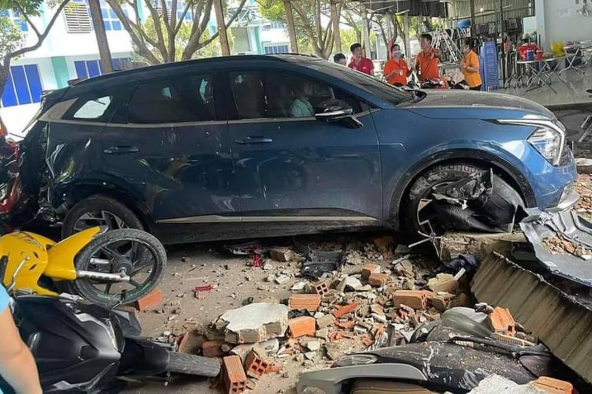 ホーチミン市でナンバープレート取得直後の車、消火栓に突っ込む