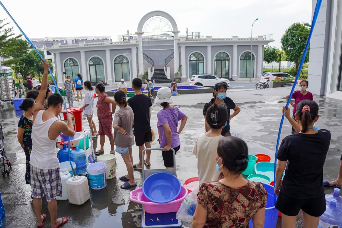 ハノイ市で河川に石油が流出、水不足で住民が水を求めて奔走