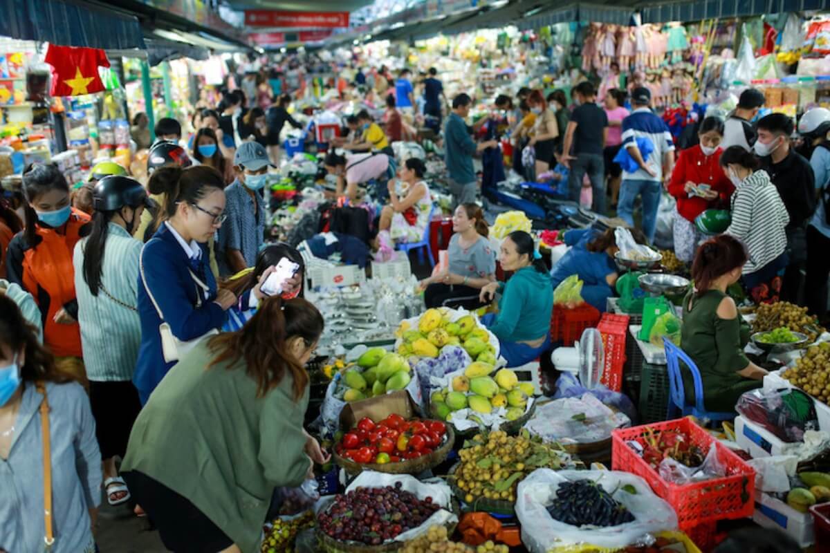 台風ノルー上陸に備え食料の買い出しに人々が殺到　ダナン市