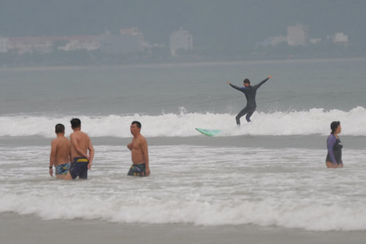 ダナン市の観光客、台風を気にせずサーフィンや海水浴を楽しむ