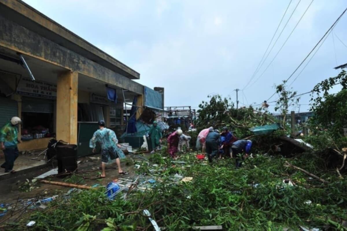 竜巻で金屋の宝石が撒き散る、住民ボランティアが回収を助っ人