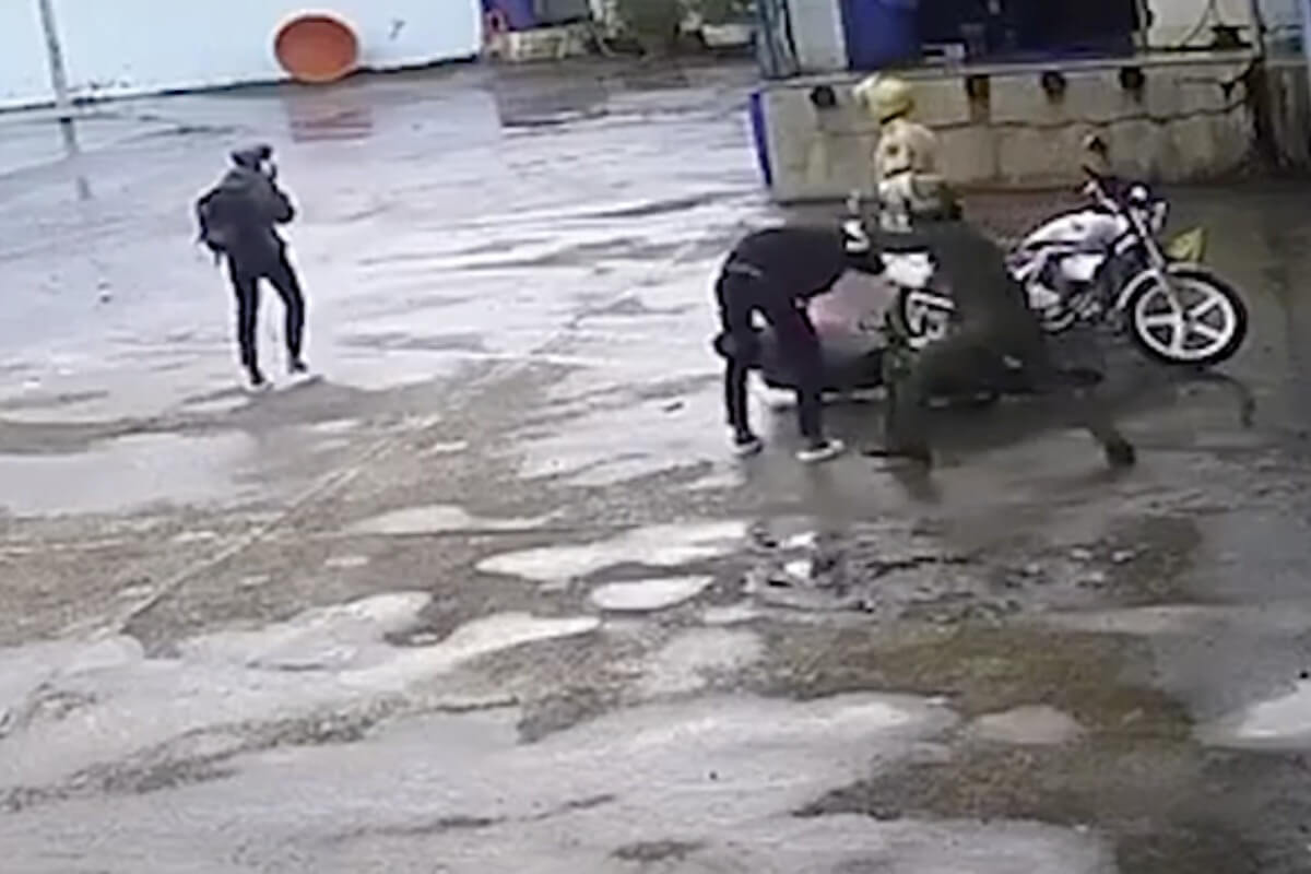 警棒とヘルメットで少年2人に暴行、警察官4人に停職処分
