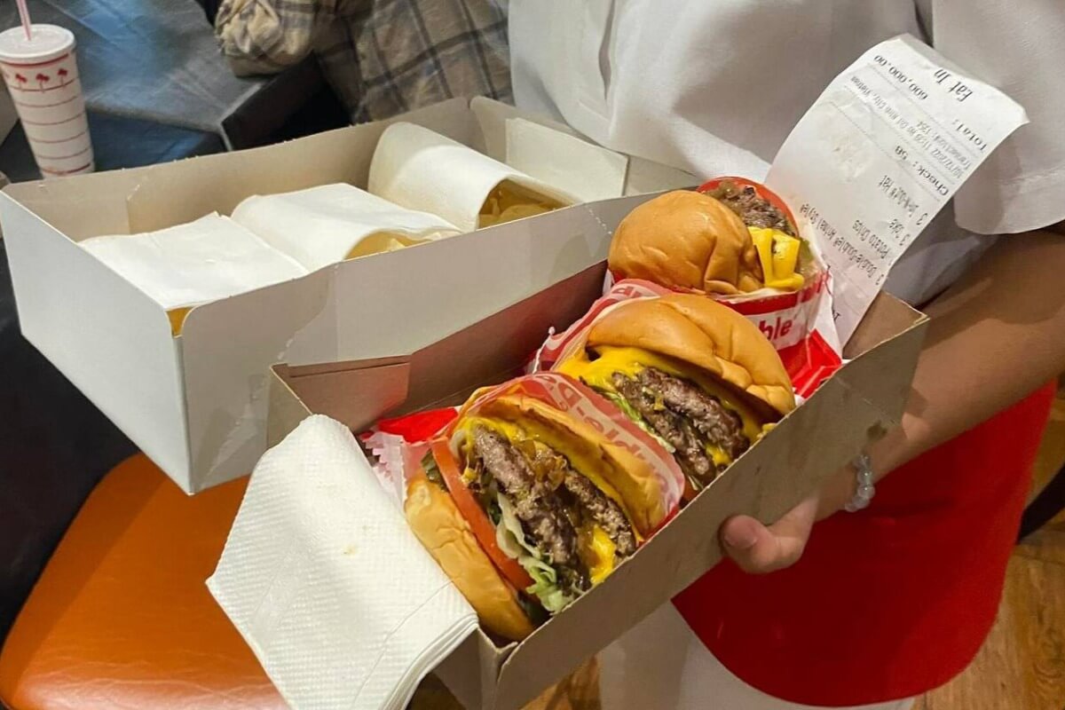 米人気チェーン「In-N-Outバーガー」、ホーチミン市で大行列