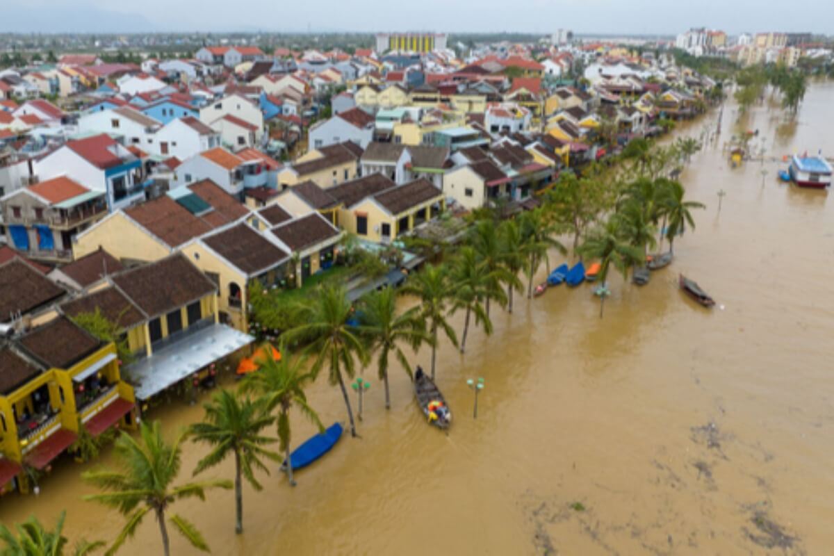 ホイアンで洪水、地元住民が観光客にボートツアーを提供
