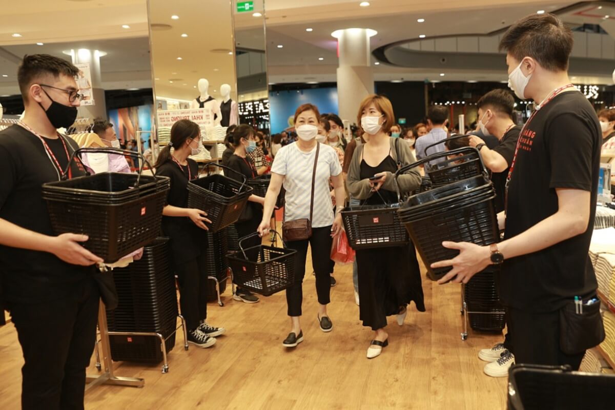 小売大手、景気上向きで事業拡大へ