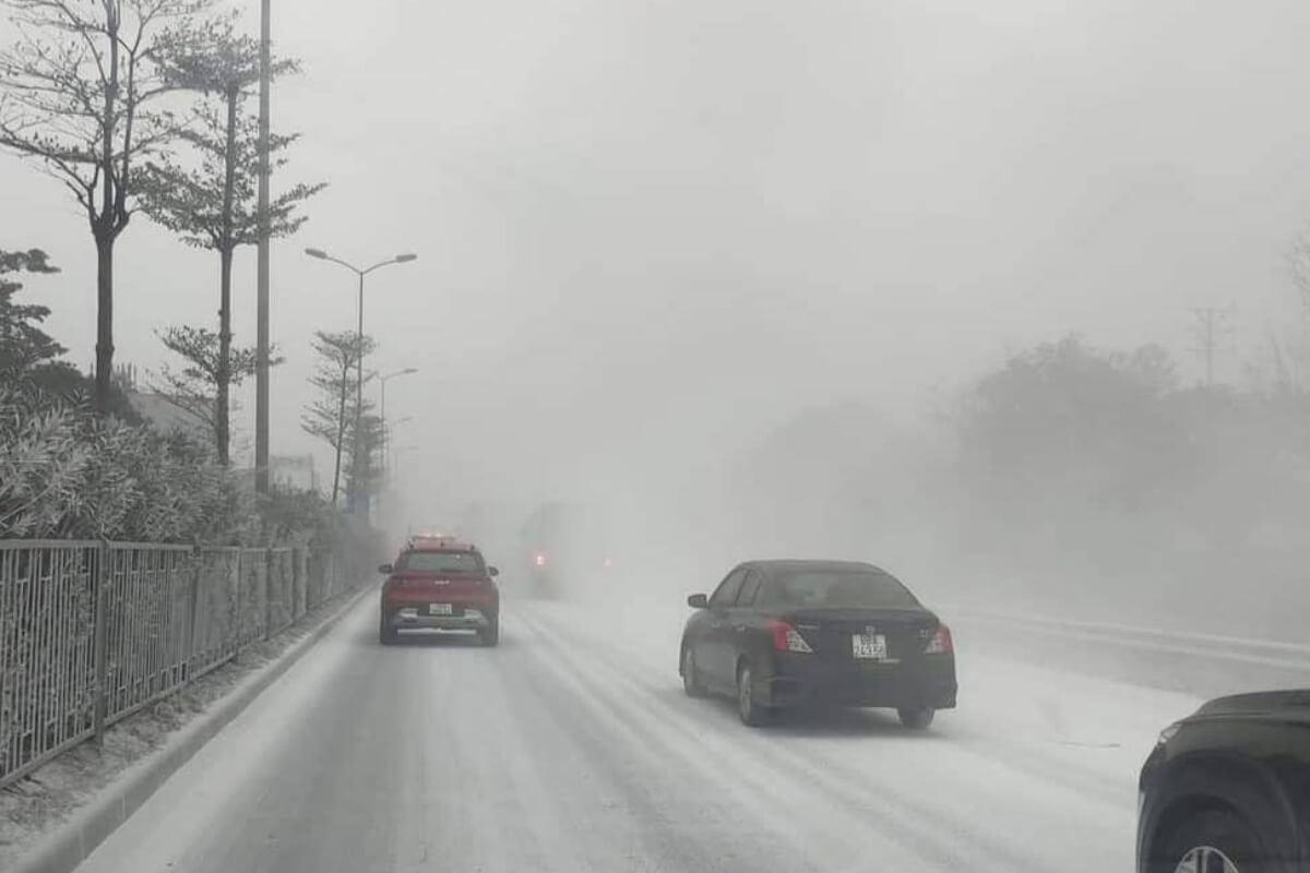 ハノイ市の高速道路、謎の白い砂埃が視界を遮る