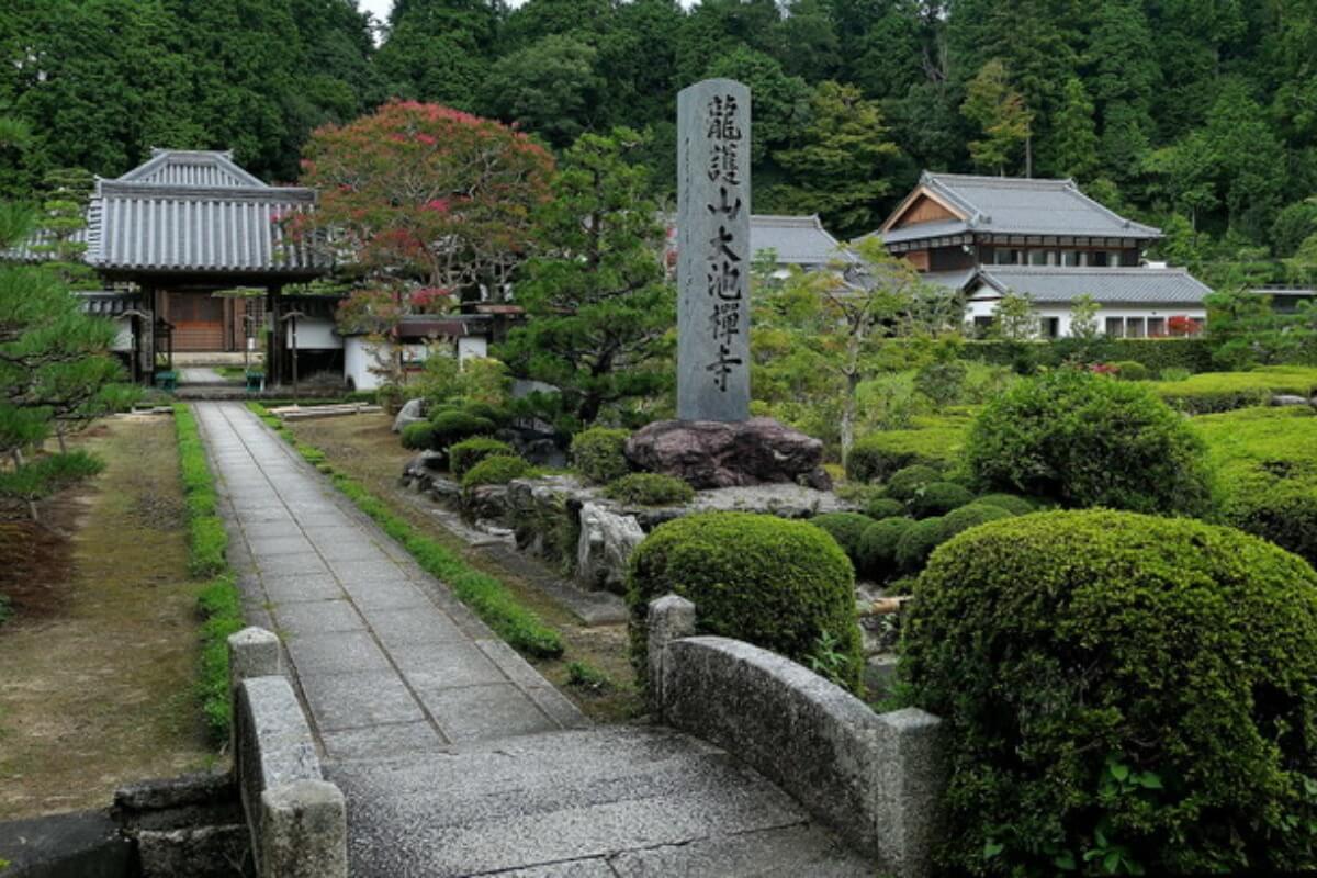 沼地で高齢男性を救助、滋賀県警がベトナム人男性に感謝状贈呈