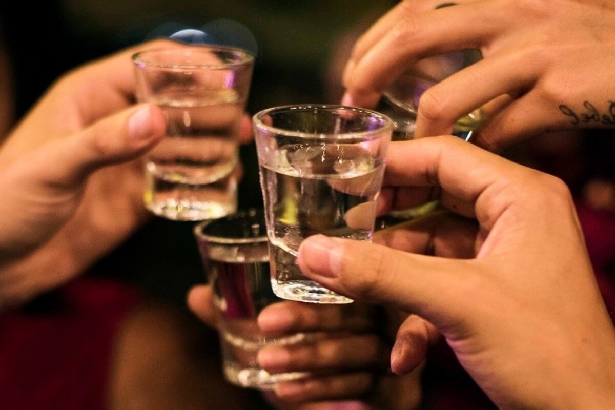 ベトナム北部で飲酒後に2人死亡、出所不明の酒が原因