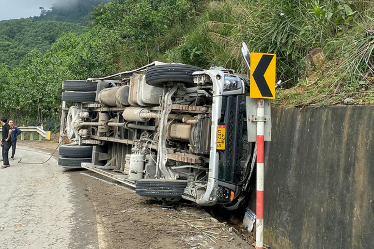 ベトナム中部でトラックが横転、運転手含む3人が死亡