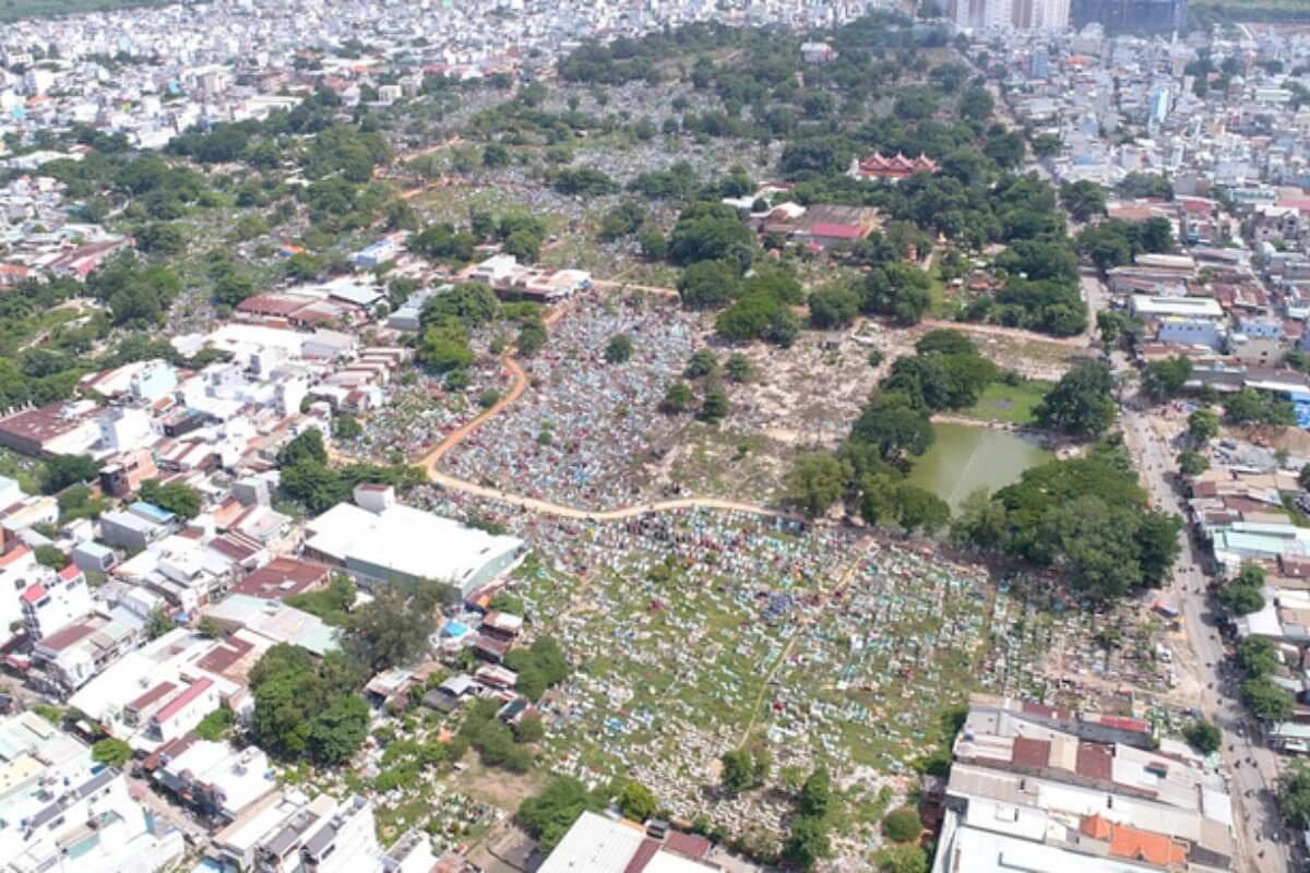 ホーチミン市最大の墓地、学校と公園への転用を提案