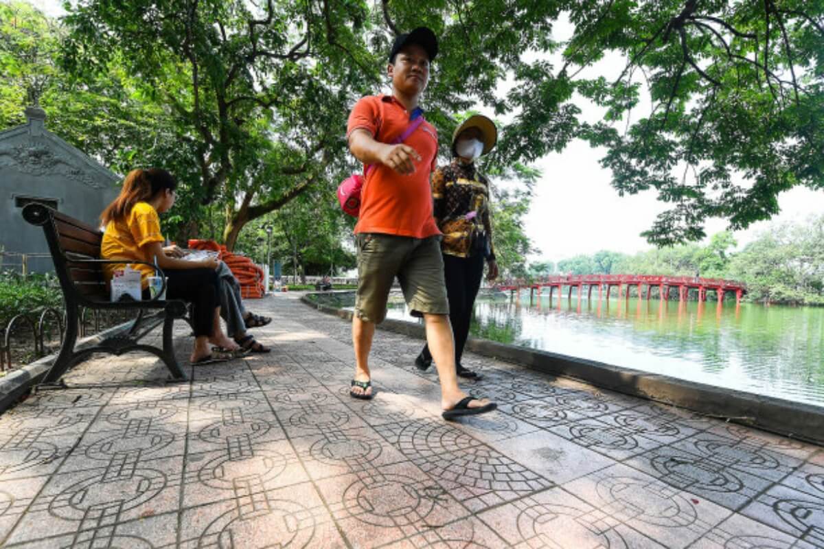 ハノイで外国人観光客に靴磨き強要、靴磨きの男に罰金200万ドン