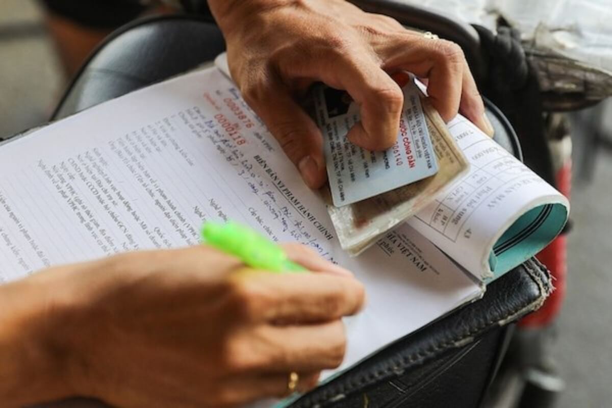 賄賂を受け取る交通警察を恐喝、総額1億2000万ドン