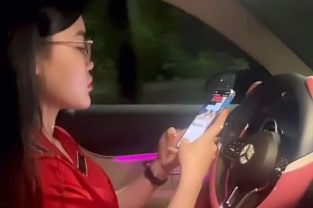 TikTokのために両手離し運転、ベンツの女性ドライバーに罰金