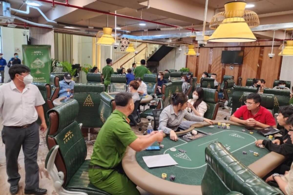 ホーチミン市のポーカークラブ、違法ギャンブルの疑いで80人連行