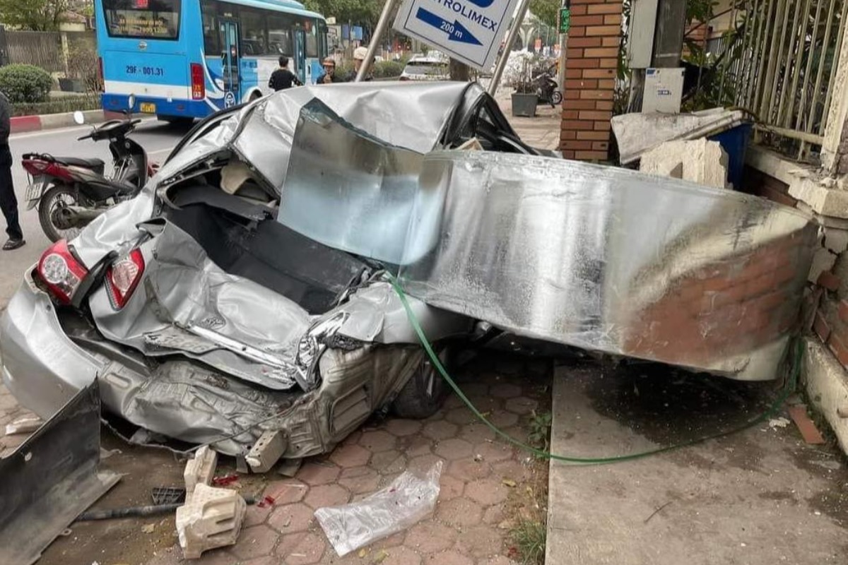 ハノイ市で鉄鋼コイルの転落事故、自動車が下敷きに