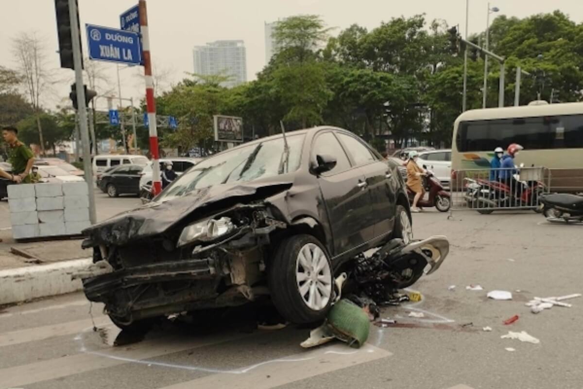 ハノイで信号無視の車が大事故、22人が負傷