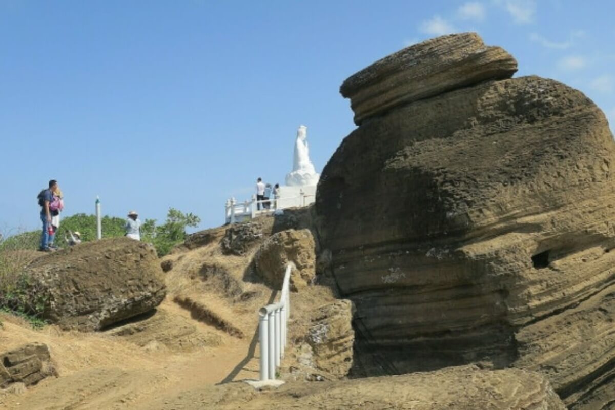 フークイ島で観光客の死体が発見、出血多量による死亡