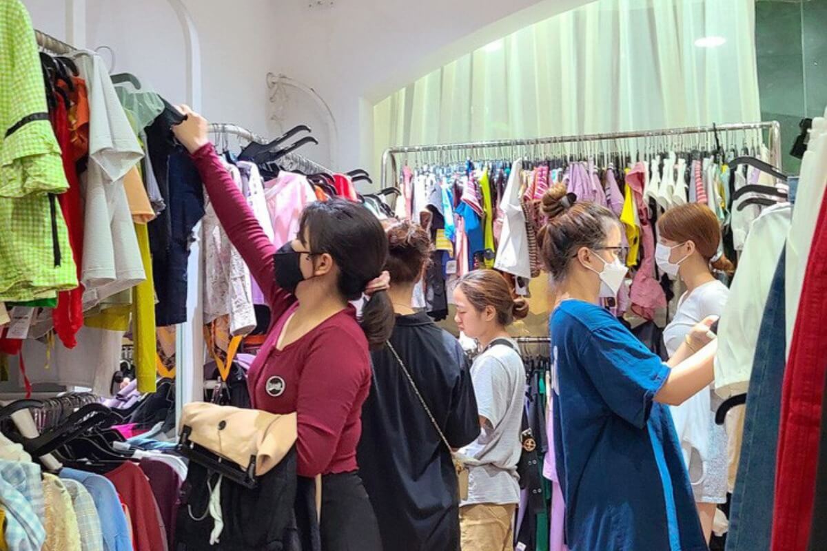 経済不況の中、ホーチミン市では古着屋が大人気