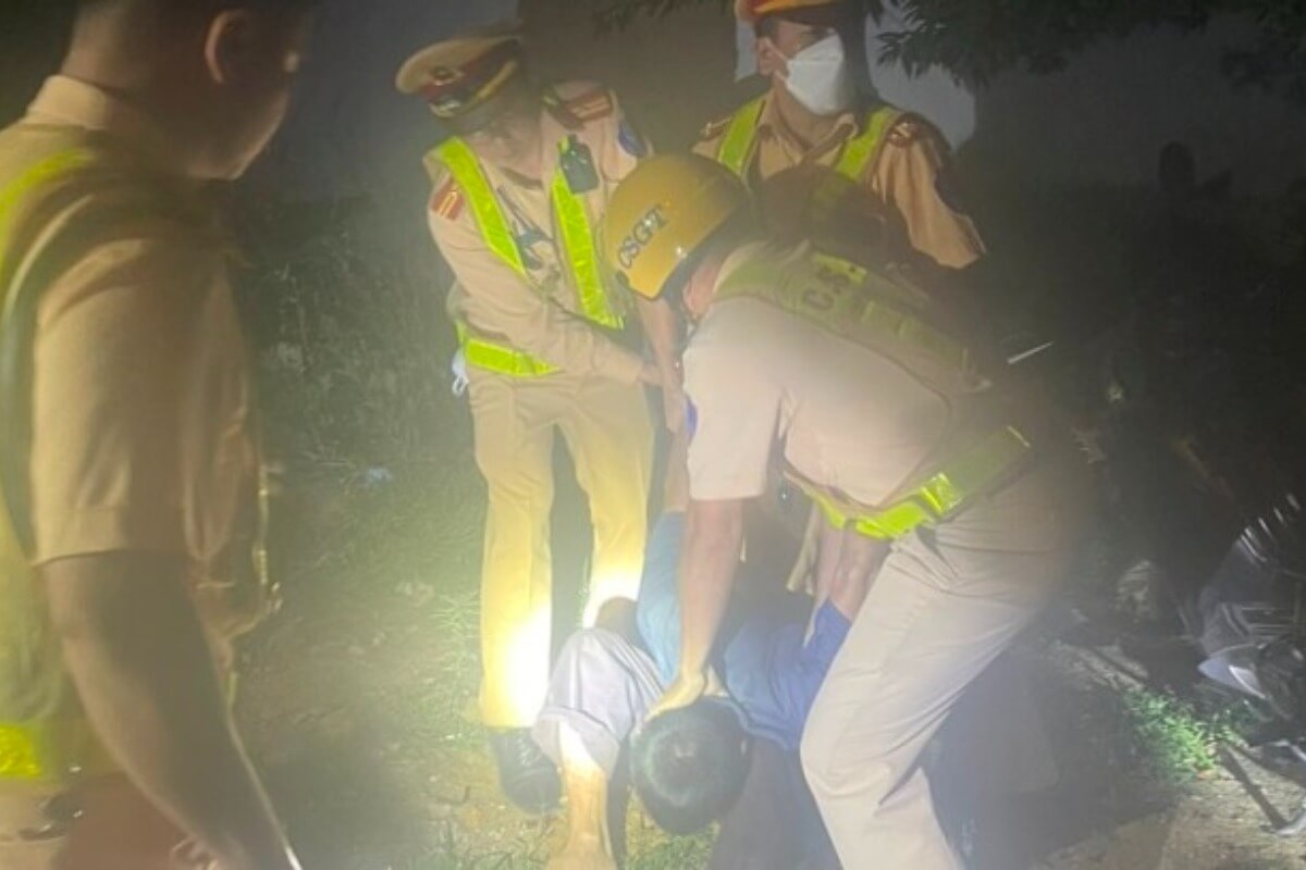 飲酒運転検問で男性が逆上、ナイフで刺された警官が重傷