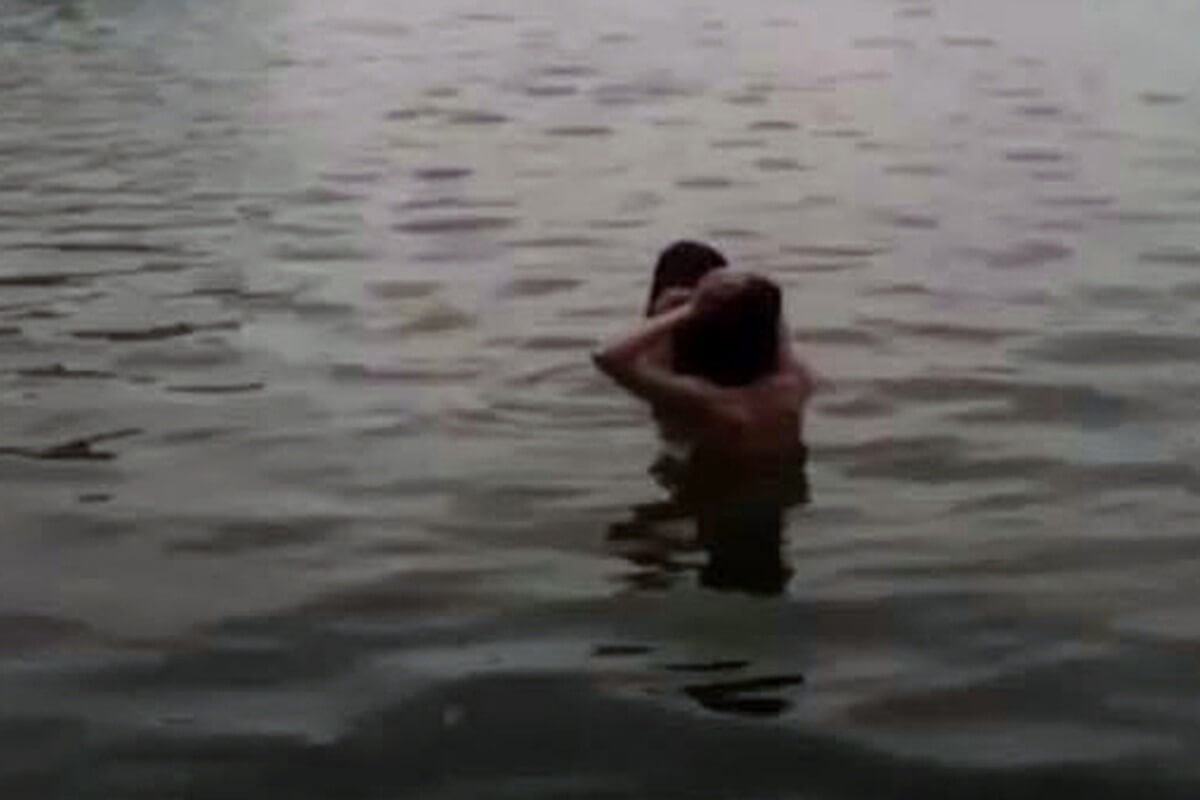 ホアンキエム湖のトップレス入水、女性ではなく男性と判明