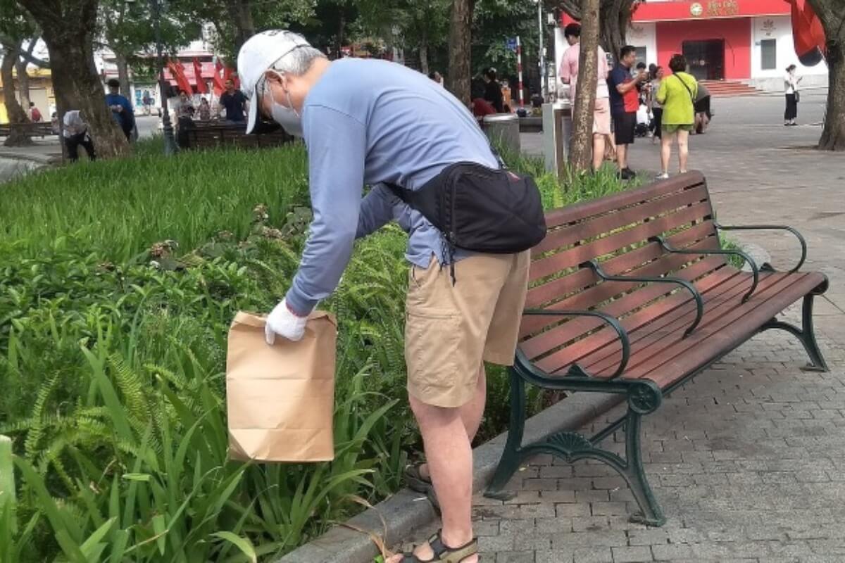 ホアンキエム湖を清掃する日本人、10年続くベトナムへのお礼