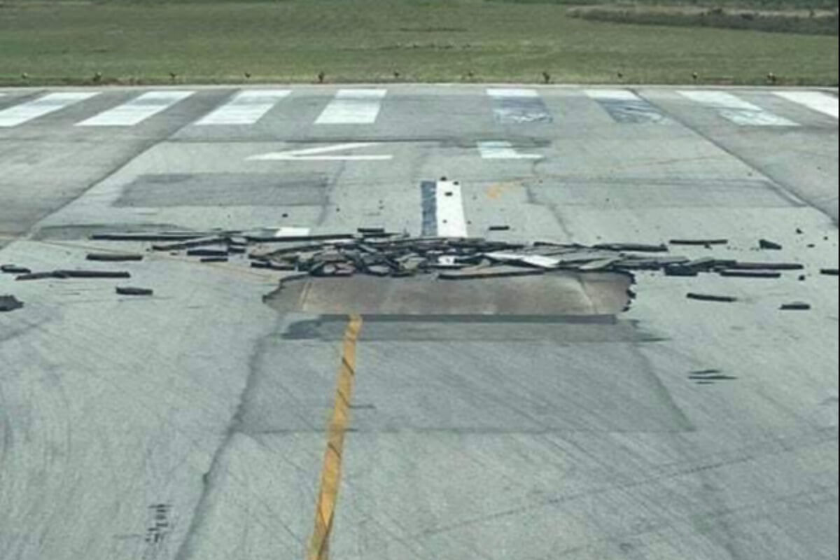 ベトナム北中部の空港滑走路に破損、一時閉鎖