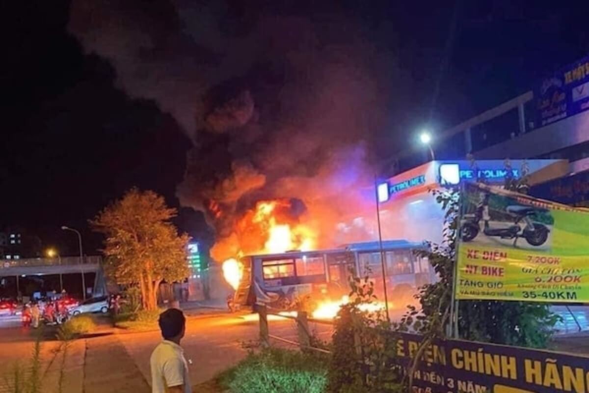 ハノイ市のガソリンスタンドが大炎上、バス衝突が原因