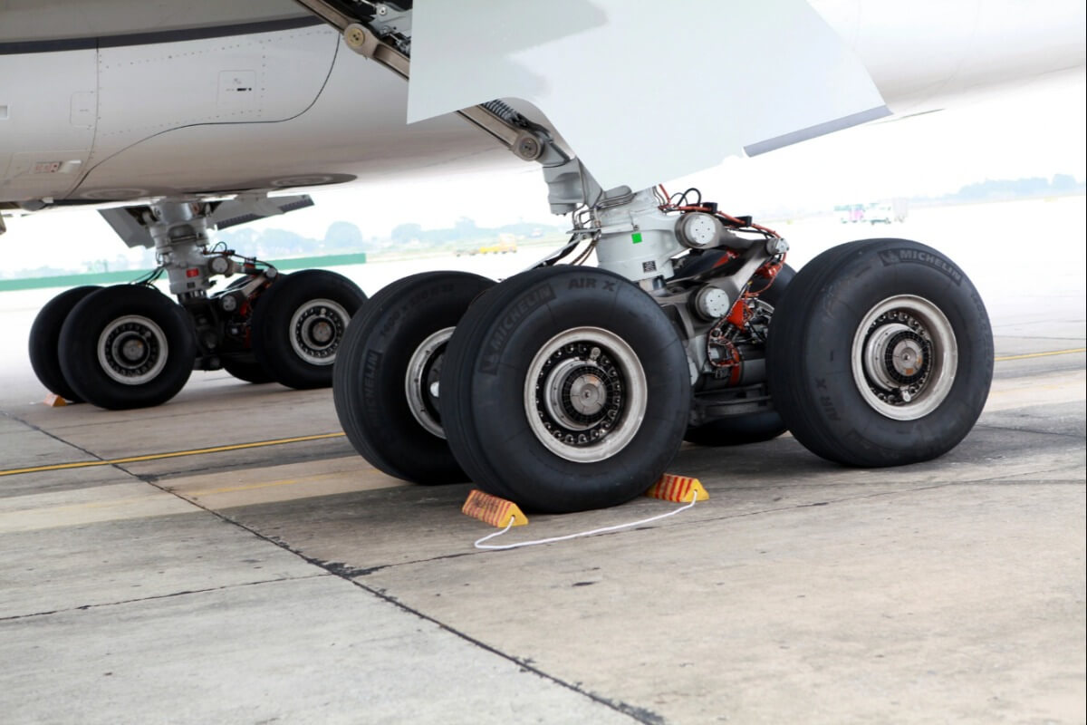 ノイバイとタンソンニャット、飛行機2機のタイヤに釘