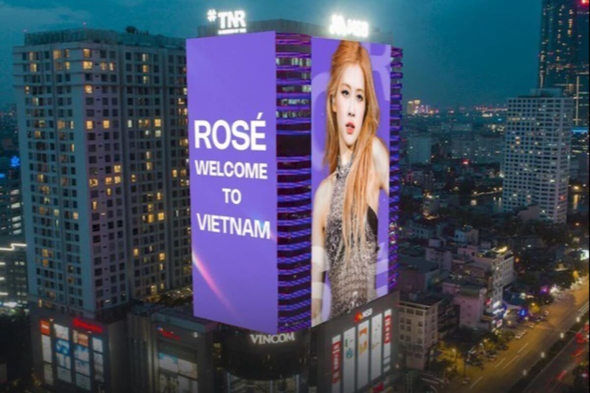 BLACKPINKにファンが熱狂、ハノイで様々な歓迎プロジェクト実施