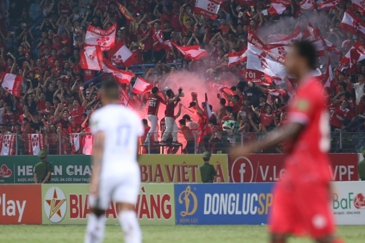 ハノイのスタジアムで発煙筒を使用、サッカーファン3人を拘束