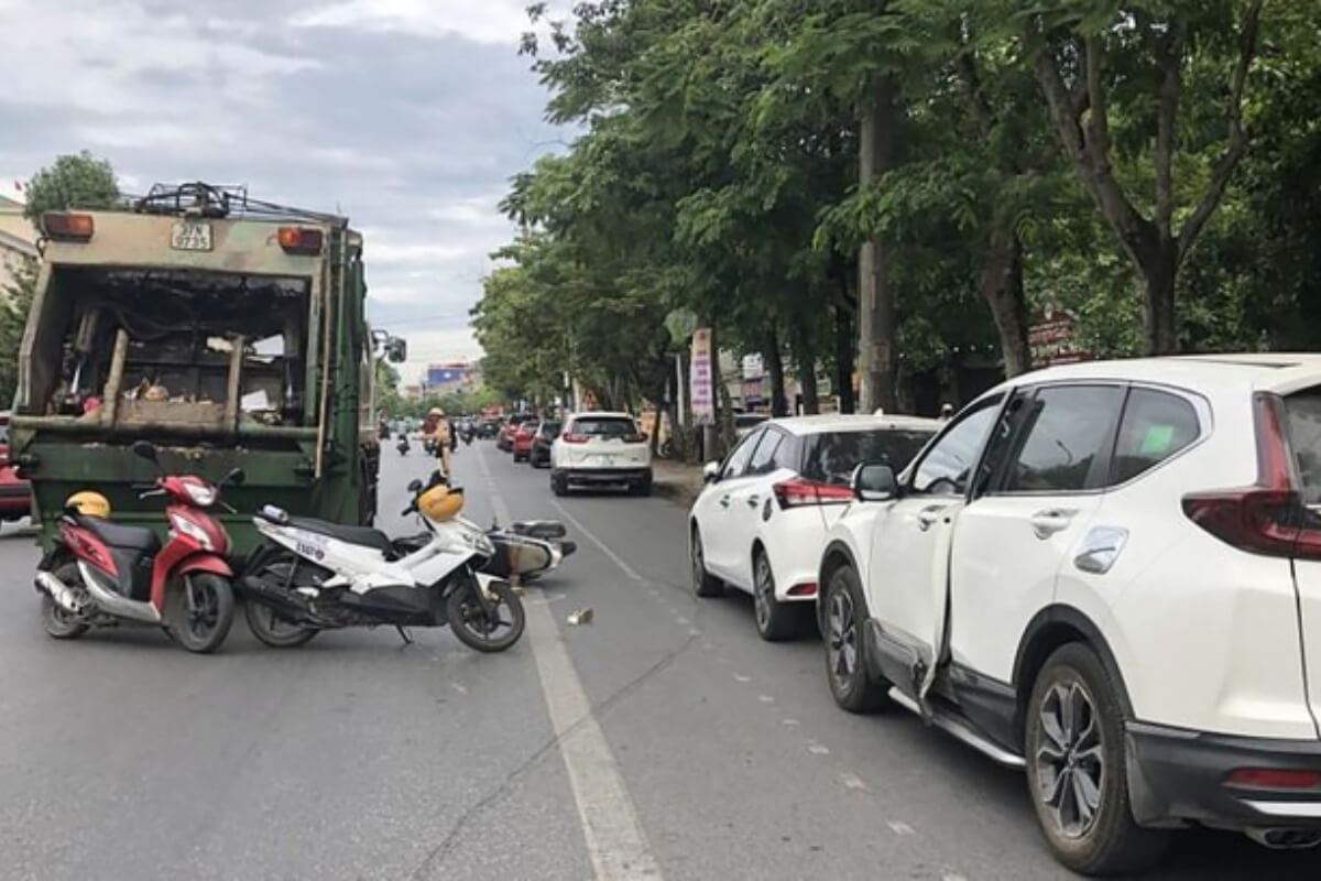 ドア開放による交通事故、転倒した妊婦がゴミ収集車に衝突し死亡