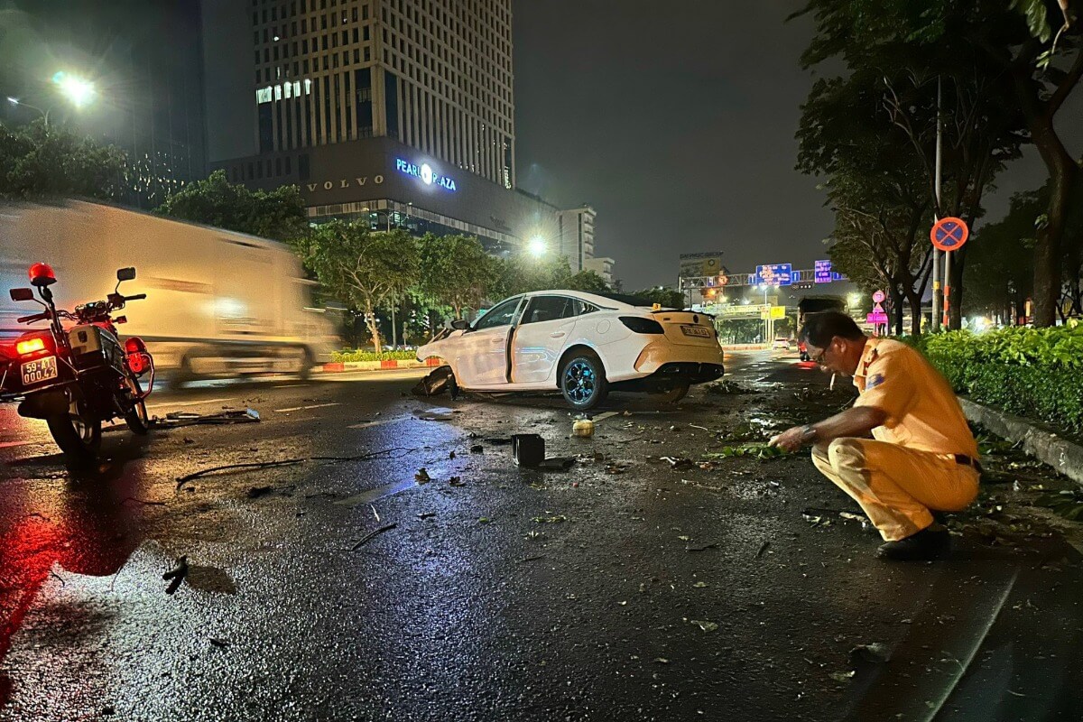 ホーチミン市ビンタイン区、深夜の交通事故で2人が車内に閉じ込め