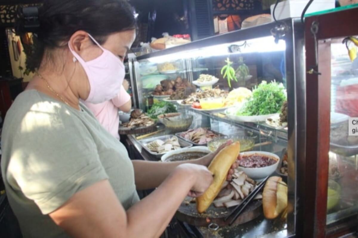 ホイアンの有名バインミー店で91人が食中毒、営業一時停止へ