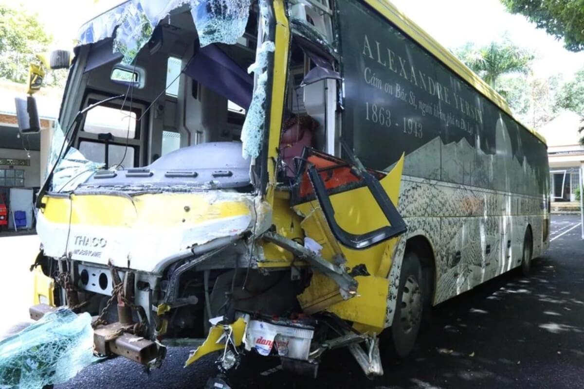 ドンナイ省で寝台バスが大事故、衝突された車両の5人が死亡
