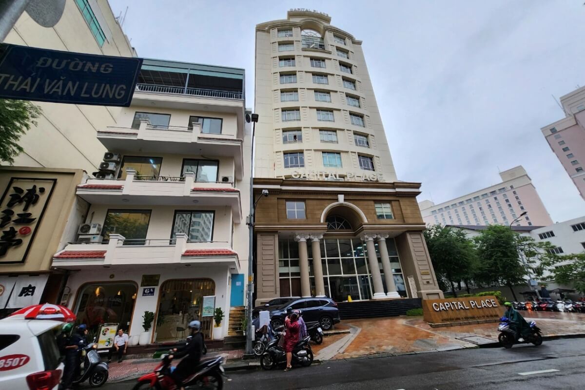 タイバンルン通り6番地、違法建築物問題で行政対応が焦点に