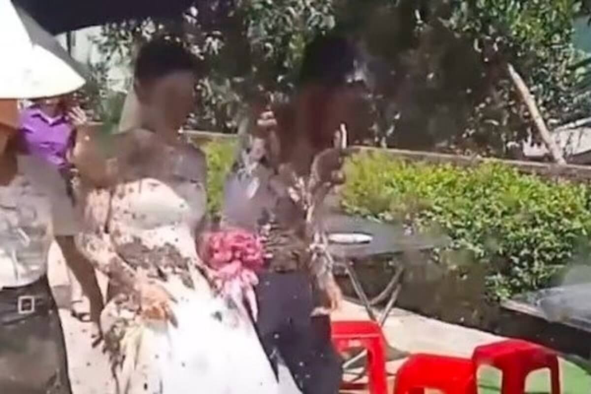 元カノの嫉妬、結婚式で新郎新婦に泥を投げつける