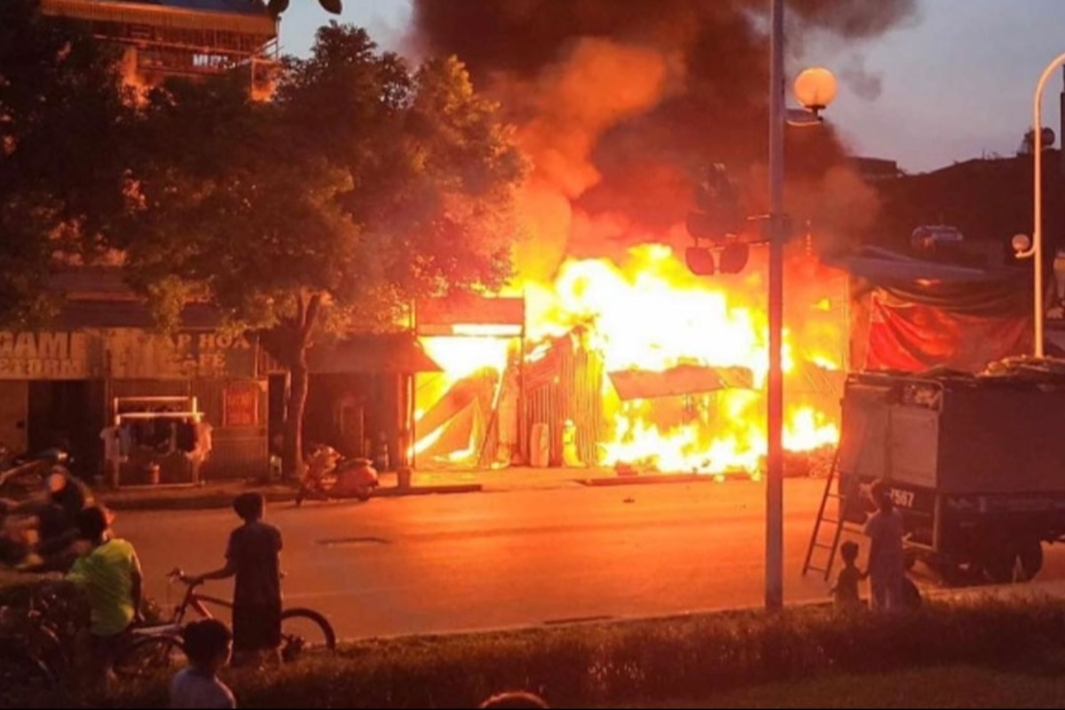 ハノイのリサイクルショップが大爆発、母と子供2人が亡くなる